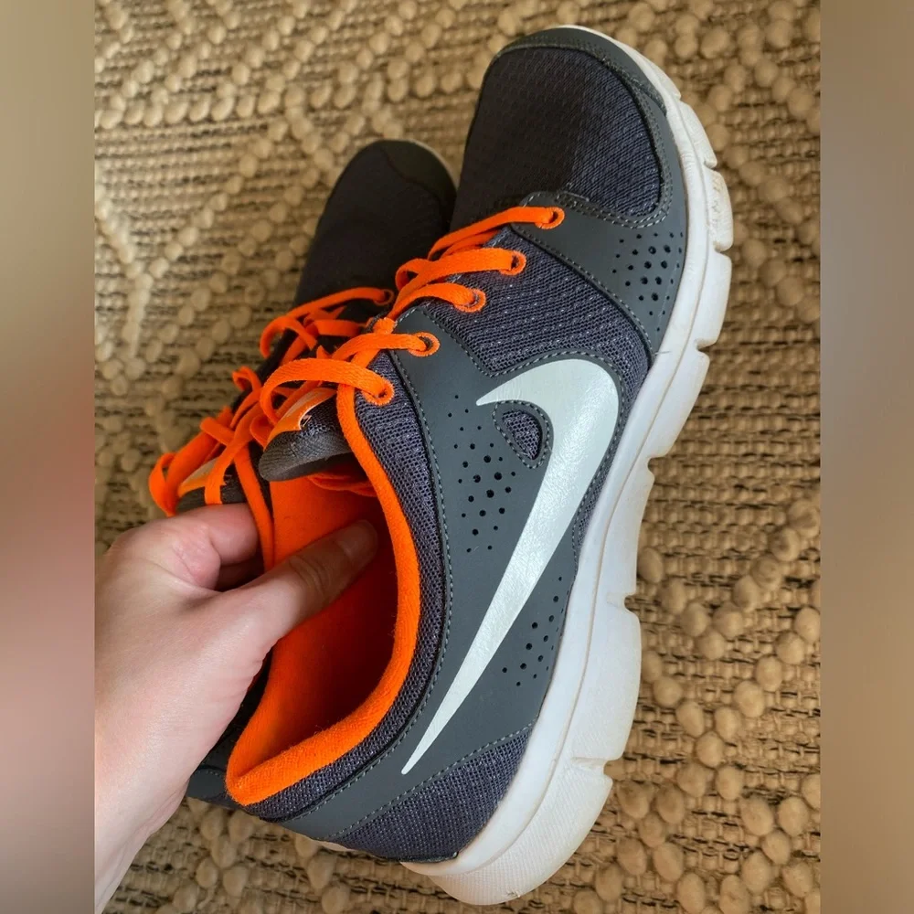 Nike sneakers‎ Sz 9.5